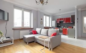 Metro Raclawicka Red Apartment